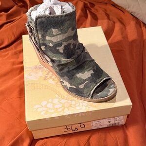 Gypsy Jazz Camouflage Peep-Toe Booties